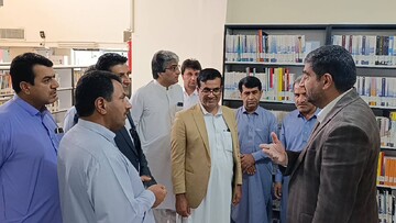 بازدید فرماندار خاش از کتابخانه