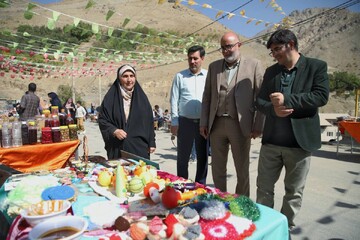 افتتاح سومین نمایشگاه کسب و کارهای کوچک در کتابخانه عمومی شهدای کیگا