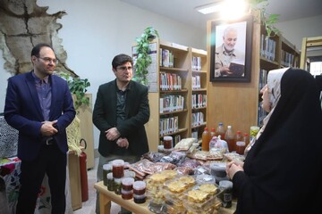 افتتاح سومین نمایشگاه کسب و کارهای کوچک در کتابخانه عمومی شهدای کیگا