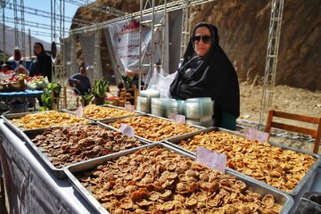 افتتاح سومین نمایشگاه کسب و کارهای کوچک در کتابخانه عمومی شهدای کیگا