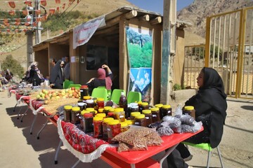 افتتاح سومین نمایشگاه کسب و کارهای کوچک در کتابخانه عمومی شهدای کیگا