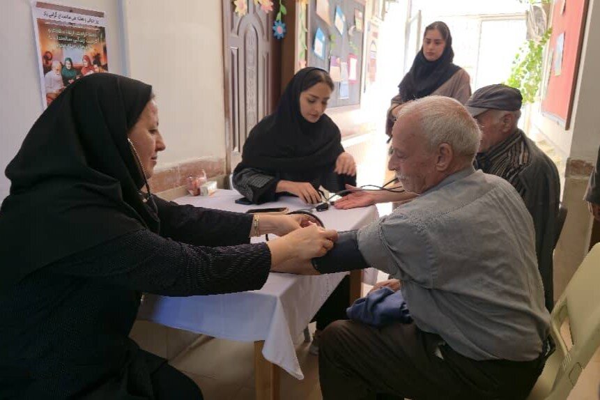 برگزاری کارگاه آموزشی «ارتقای سلامت سالمندان» در کتابخانه معلم لیوارجان شهرستان جلفا