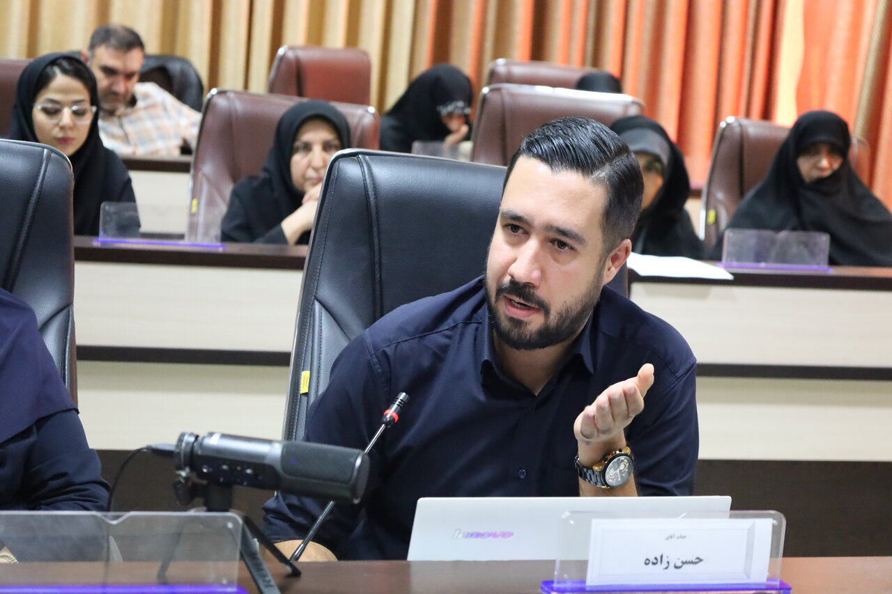 در کتابخانههای عمومی، حفظ تعادل بین فناوری و تعامل انسانی ضروری است