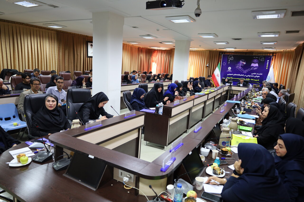 در کتابخانههای عمومی، حفظ تعادل بین فناوری و تعامل انسانی ضروری است