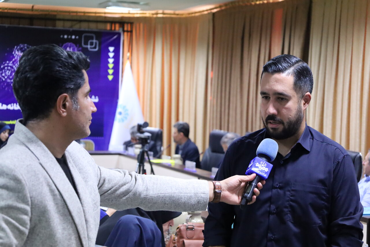 در کتابخانه‌های عمومی، حفظ تعادل بین فناوری و تعامل انسانی ضروری است