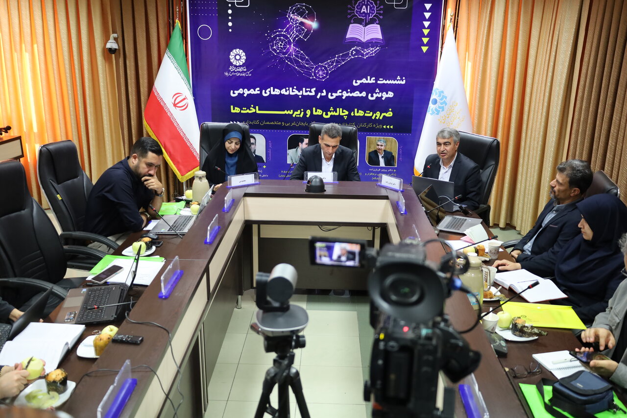 در کتابخانههای عمومی، حفظ تعادل بین فناوری و تعامل انسانی ضروری است