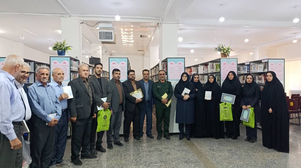 تقدیر از برگزیدگان مسابقه کتابخوانی «جوانی جمعیت» در خرمآباد