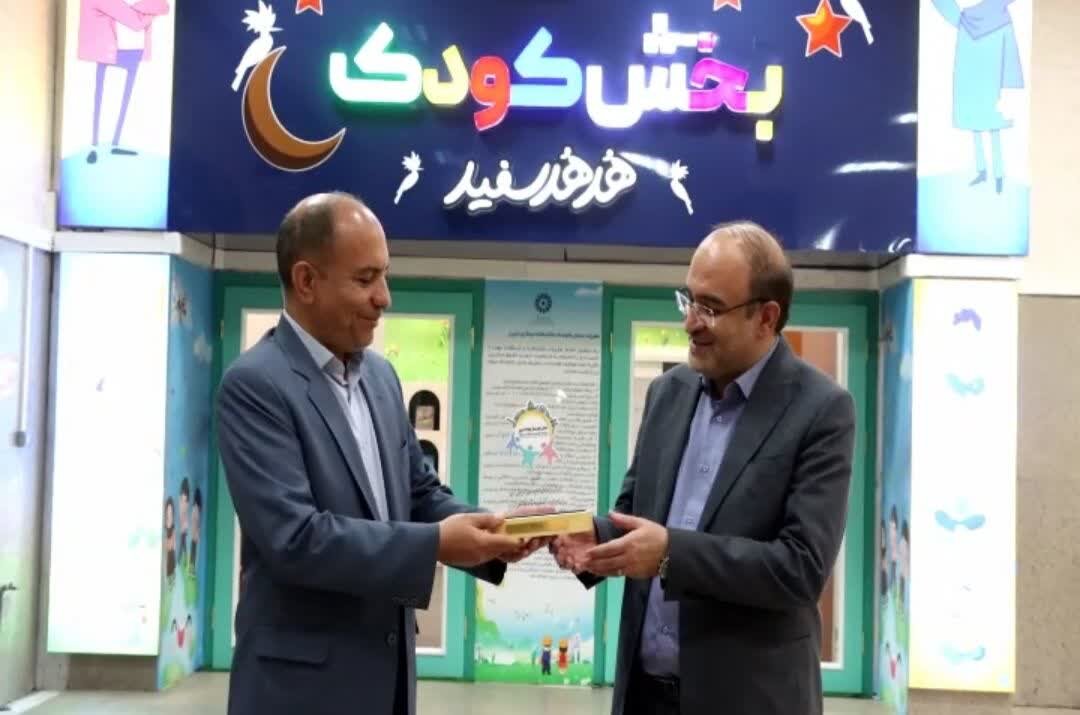 نشان «دوستدار کودک تبریز» به ادارهکل کتابخانههای عمومی آذربایجان شرقی اهدا شد