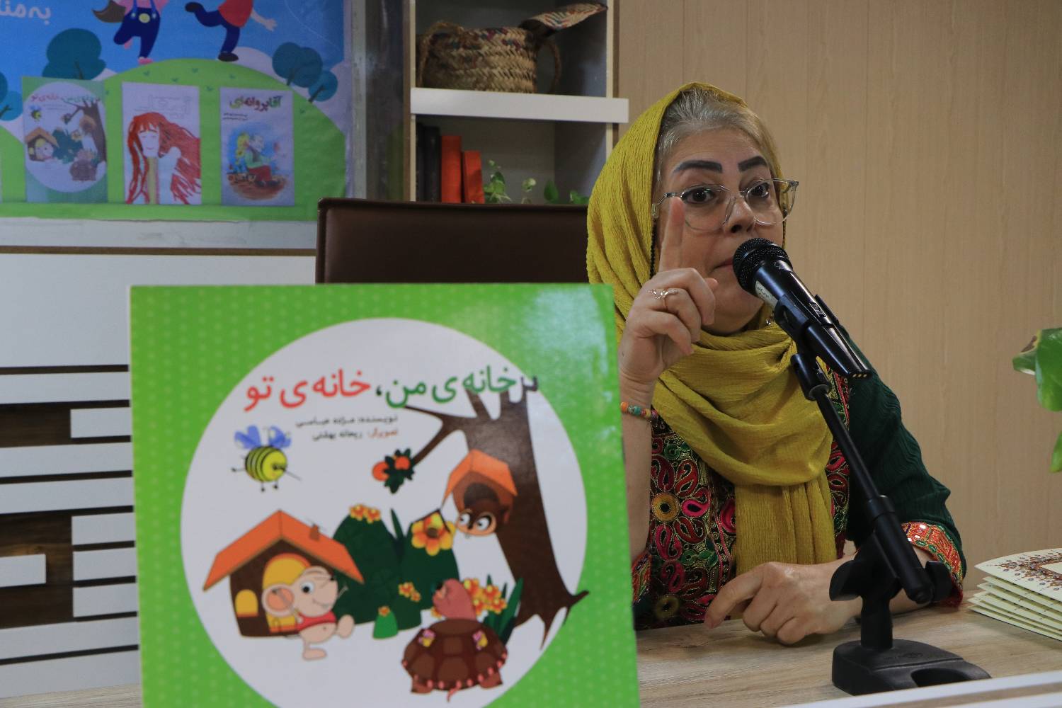 نویسندگان هرمزگانی در نشستی صمیمی با کودکان از دنیای داستان گفتند