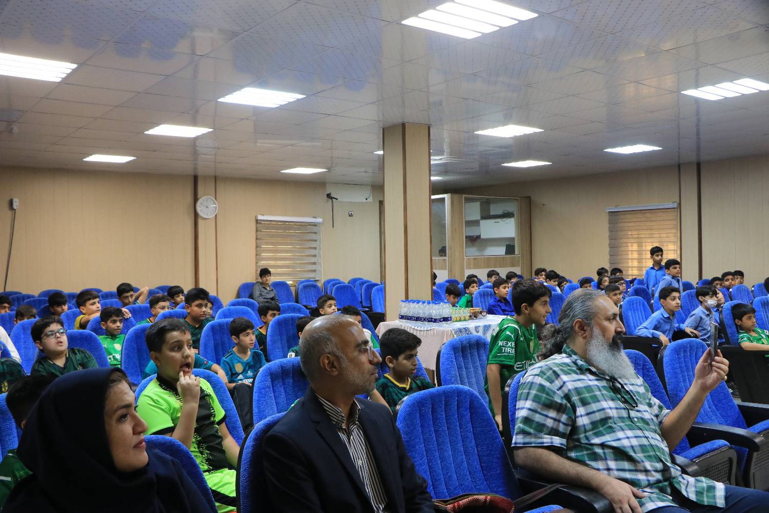 نویسندگان هرمزگانی در نشستی صمیمی با کودکان از دنیای داستان گفتند