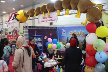 غرفه «کتاب و لبخند» کتابخانه‌های عمومی شهرستان گرگان در نمایشگاه هفته کودک
