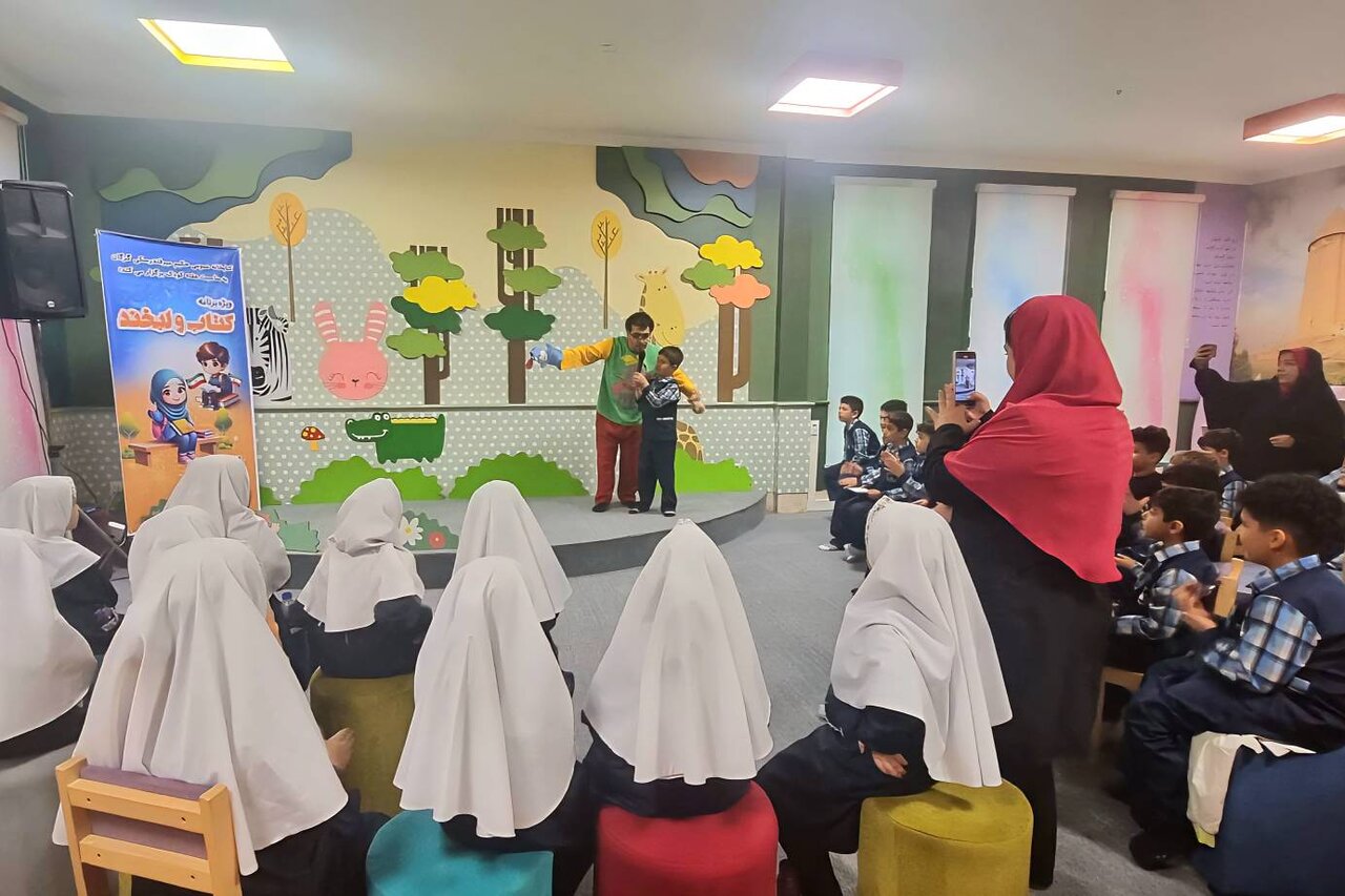 ویژه‌برنامه «کتاب و لبخند» در کتابخانه عمومی حکیم میرفندرسکی گرگان برگزار شد