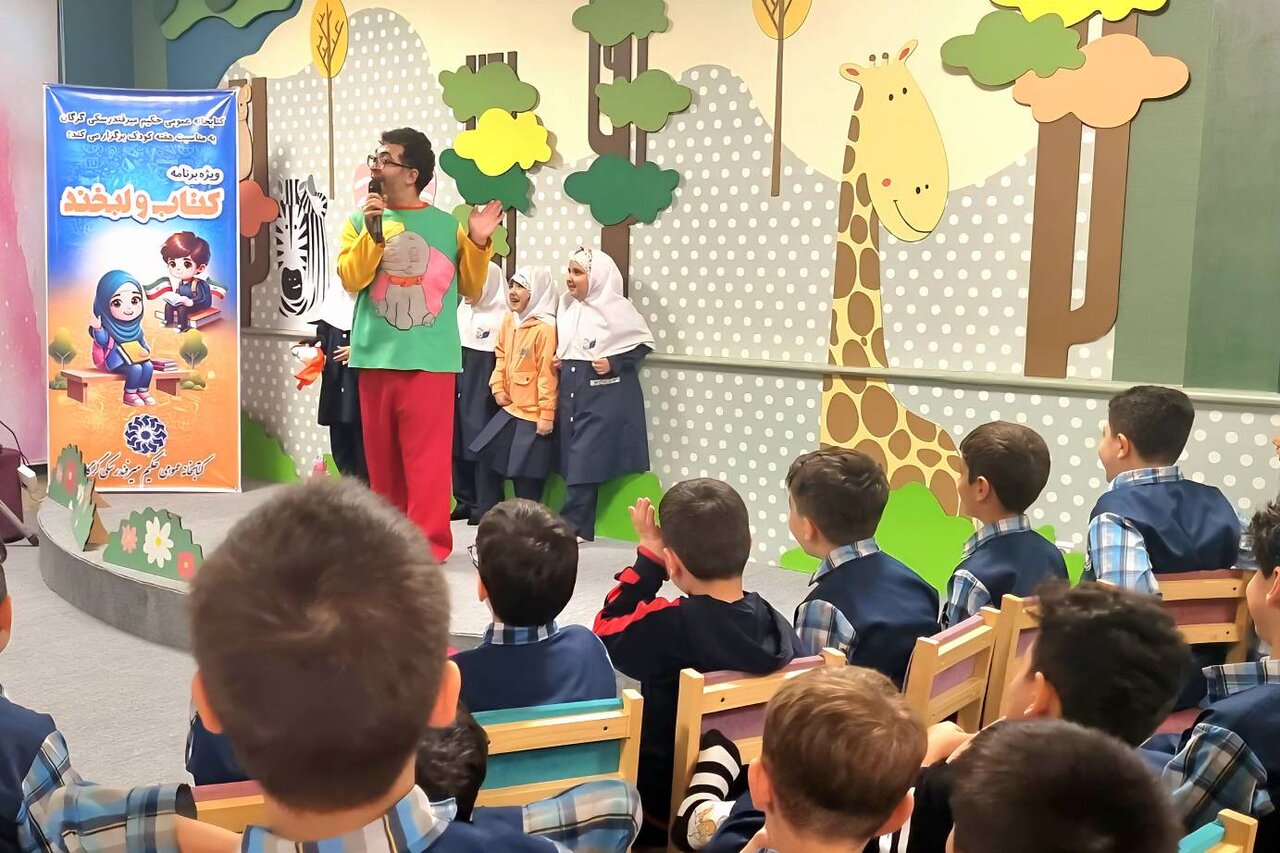 ویژهبرنامه «کتاب و لبخند» در کتابخانه عمومی حکیم میرفندرسکی گرگان برگزار شد