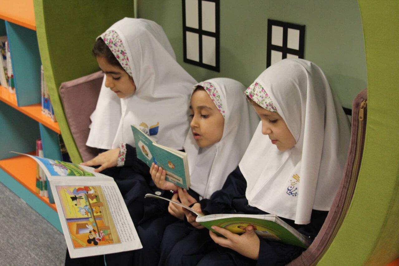 ویژهبرنامه «کتاب و لبخند» در کتابخانه عمومی حکیم میرفندرسکی گرگان برگزار شد