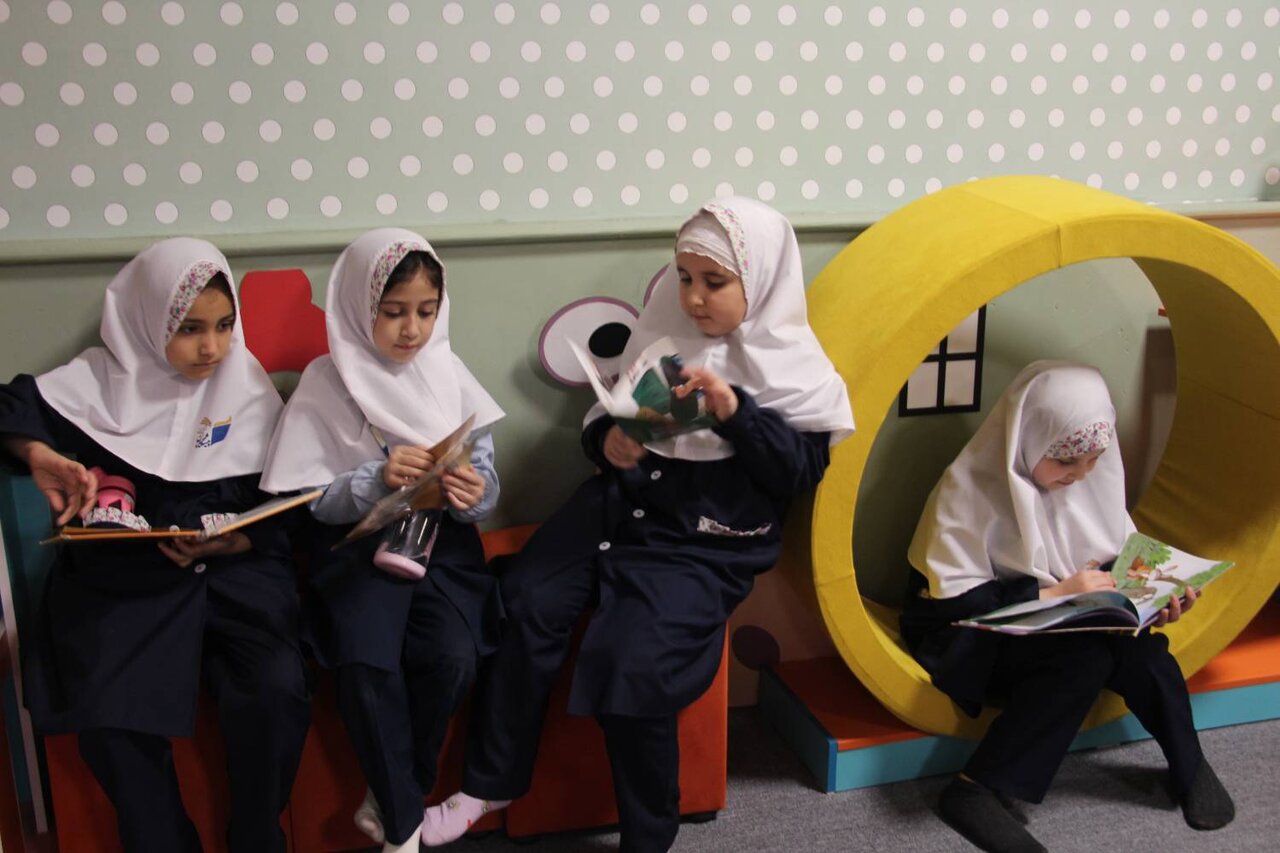 ویژهبرنامه «کتاب و لبخند» در کتابخانه عمومی حکیم میرفندرسکی گرگان برگزار شد