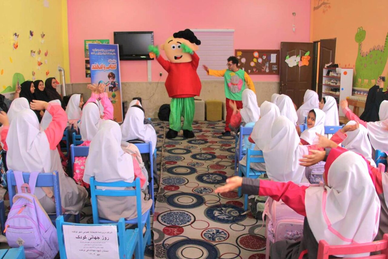 ویژهبرنامه «کتاب و لبخند» و نمایشگاه «دستاورد و دانایی» در کتابخانه نوکنده برگزار شد