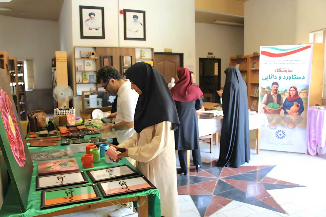 ویژهبرنامه «کتاب و لبخند» و نمایشگاه «دستاورد و دانایی» در کتابخانه نوکنده برگزار شد