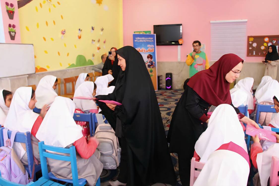 ویژهبرنامه «کتاب و لبخند» و نمایشگاه «دستاورد و دانایی» در کتابخانه نوکنده برگزار شد