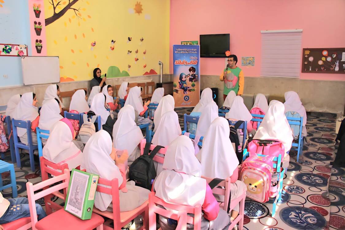 ویژهبرنامه «کتاب و لبخند» و نمایشگاه «دستاورد و دانایی» در کتابخانه نوکنده برگزار شد