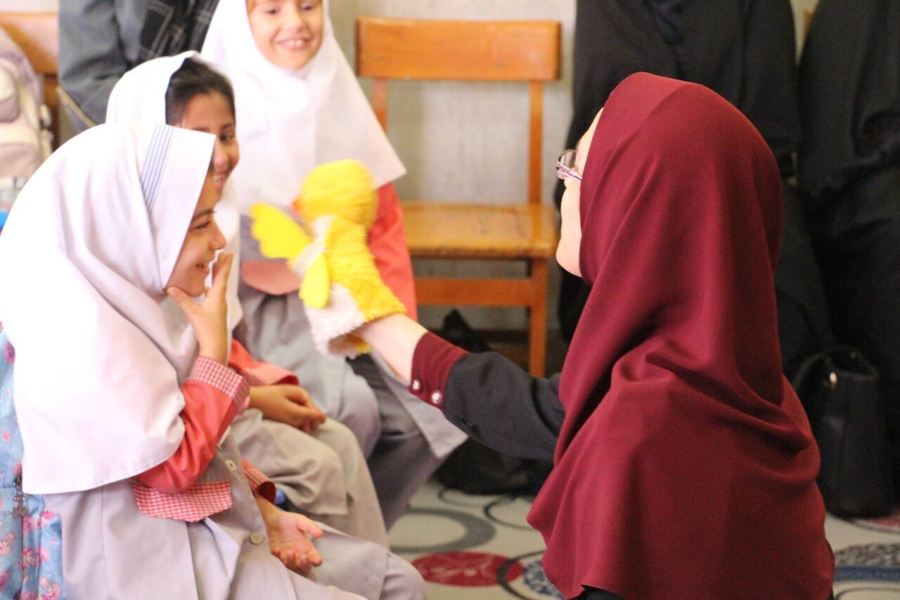 ویژهبرنامه «کتاب و لبخند» و نمایشگاه «دستاورد و دانایی» در کتابخانه نوکنده برگزار شد