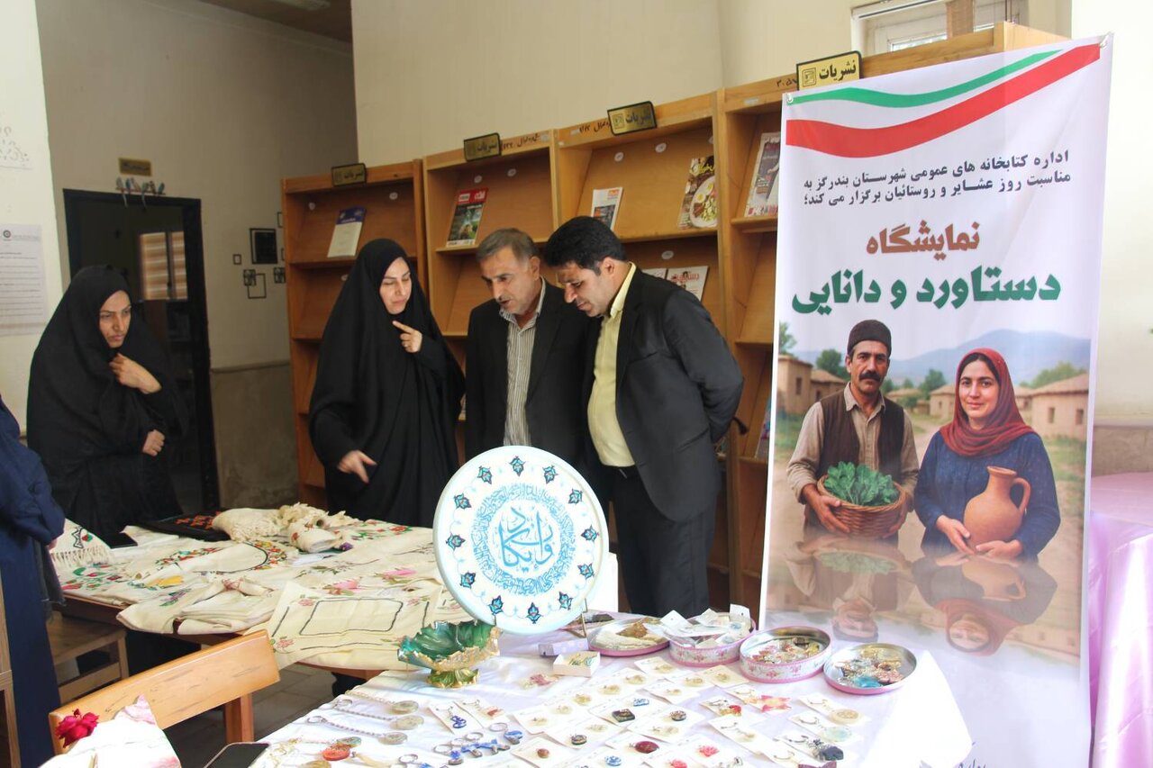 ویژهبرنامه «کتاب و لبخند» و نمایشگاه «دستاورد و دانایی» در کتابخانه نوکنده برگزار شد