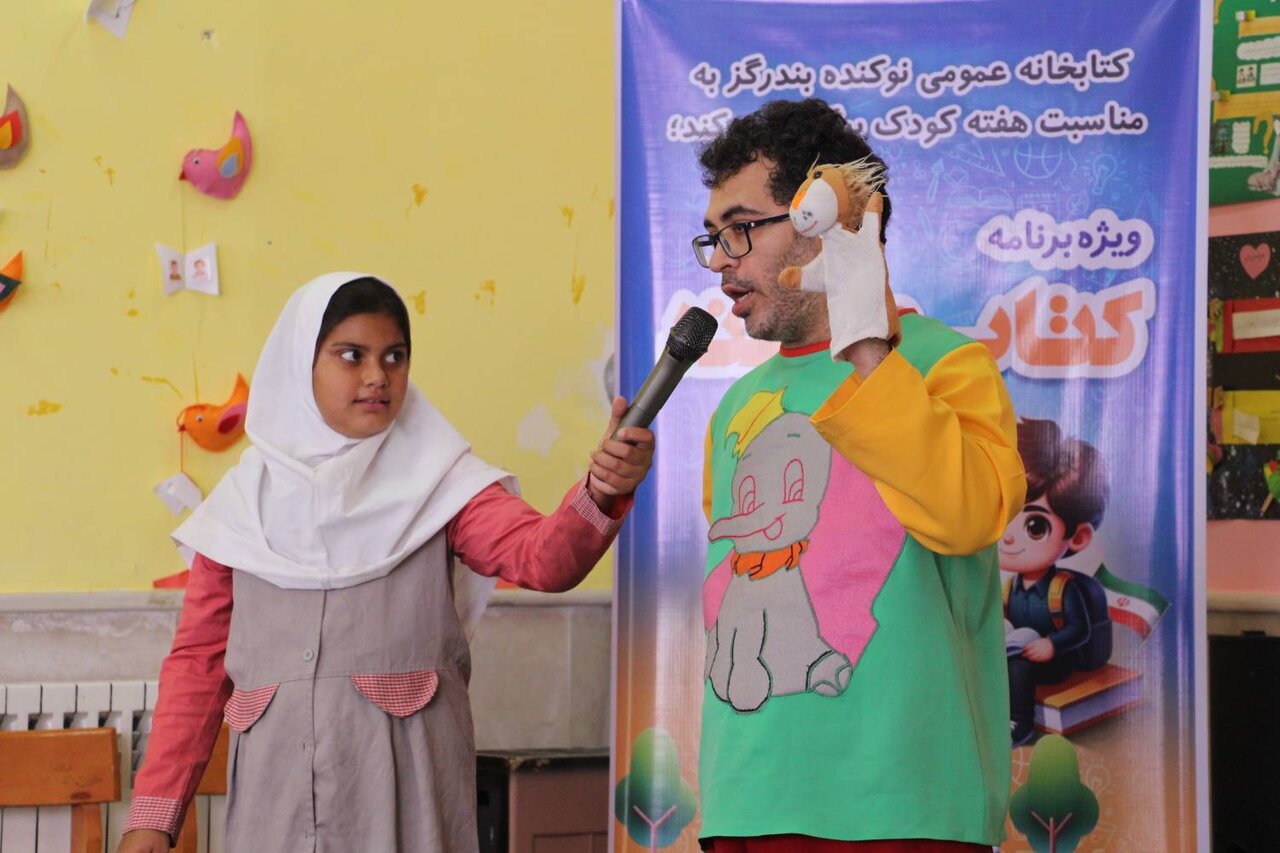 ویژهبرنامه «کتاب و لبخند» و نمایشگاه «دستاورد و دانایی» در کتابخانه نوکنده برگزار شد