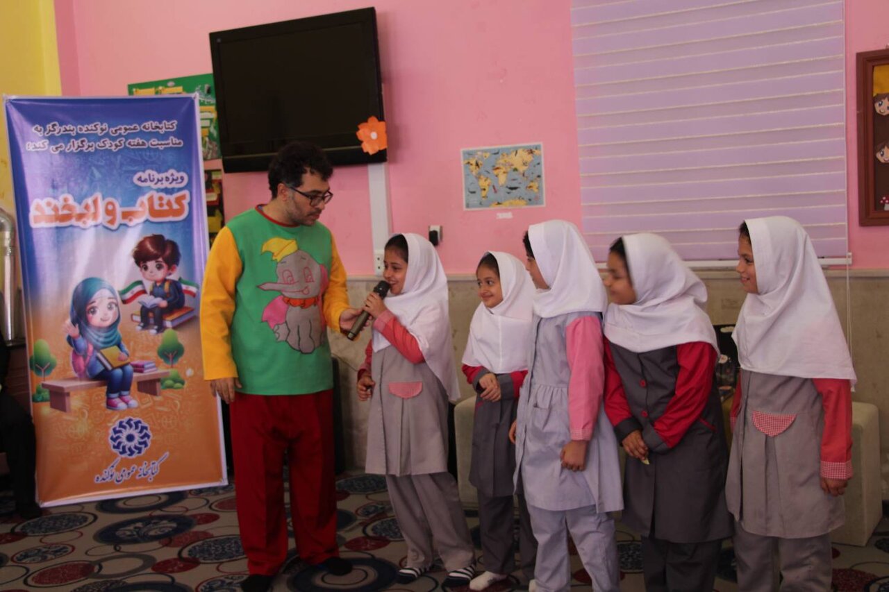 ویژهبرنامه «کتاب و لبخند» و نمایشگاه «دستاورد و دانایی» در کتابخانه نوکنده برگزار شد