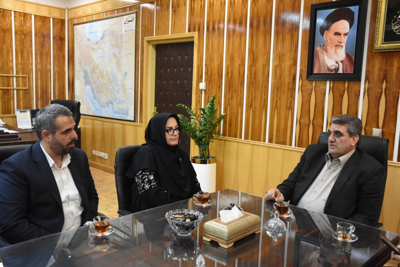 بازدید از ۶ کتابخانه عمومی در سمنان و ایوانکی / ادای احترام به مقام شهدای گمنام