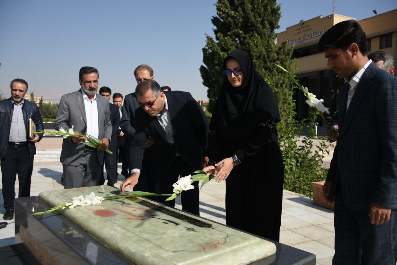 بازدید از ۶ کتابخانه عمومی در سمنان و ایوانکی / ادای احترام به مقام شهدای گمنام