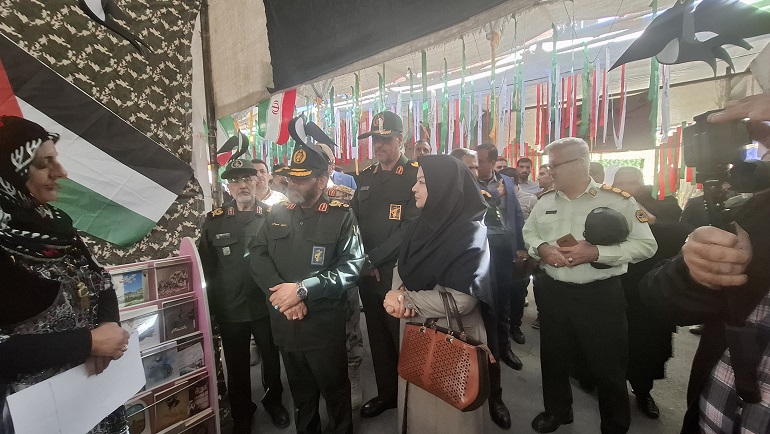 برپایی غرفه فرهنگی کتابخانههای عمومی کردستان برای معرفی رشادتهای بانوان پیشمرگ مسلمان کُرد