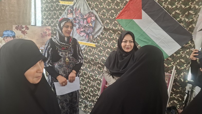 برپایی غرفه فرهنگی کتابخانههای عمومی کردستان برای معرفی رشادتهای بانوان پیشمرگ مسلمان کُرد