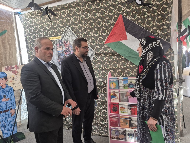 برپایی غرفه فرهنگی کتابخانههای عمومی کردستان برای معرفی رشادتهای بانوان پیشمرگ مسلمان کُرد