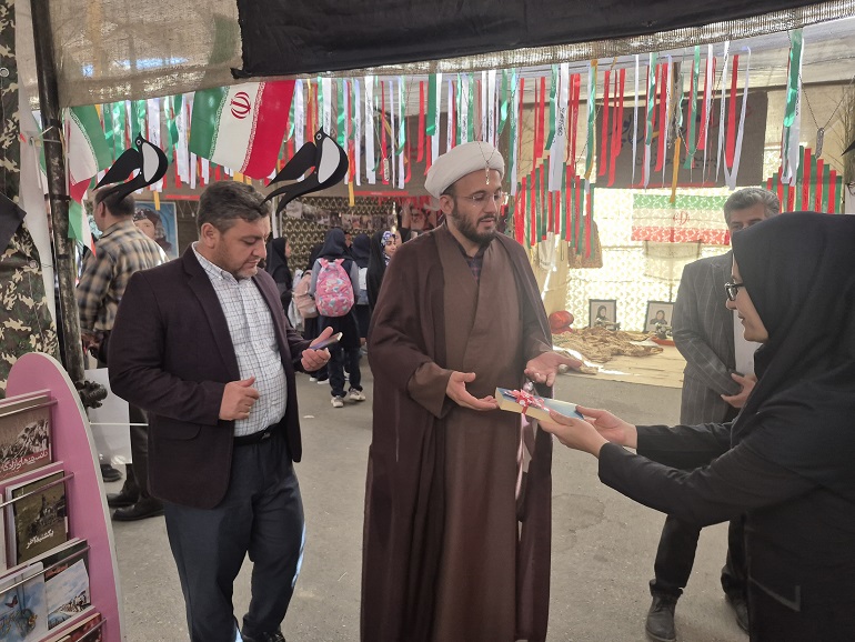 برپایی غرفه فرهنگی کتابخانههای عمومی کردستان برای معرفی رشادتهای بانوان پیشمرگ مسلمان کُرد