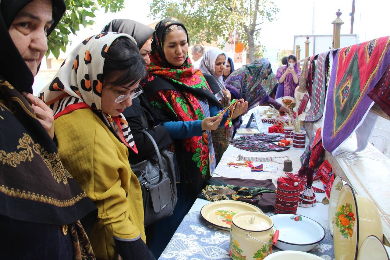 ویژه‌برنامه «کتاب و لبخند» و نمایشگاه «دستاورد و دانایی» در کتابخانه شهید یعقوب سقلی بندرترکمن