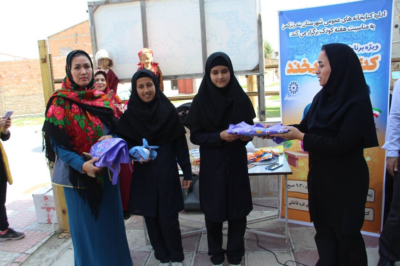 ویژهبرنامه «کتاب و لبخند» و نمایشگاه «دستاورد و دانایی» در کتابخانه شهید یعقوب سقلی بندرترکمن