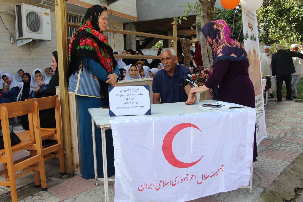 ویژهبرنامه «کتاب و لبخند» و نمایشگاه «دستاورد و دانایی» در کتابخانه شهید یعقوب سقلی بندرترکمن