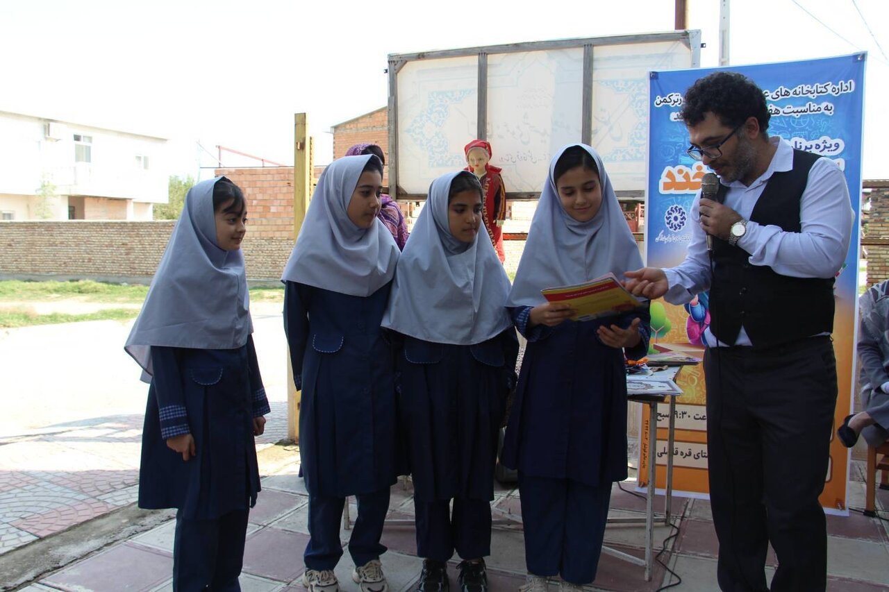 ویژهبرنامه «کتاب و لبخند» و نمایشگاه «دستاورد و دانایی» در کتابخانه شهید یعقوب سقلی بندرترکمن