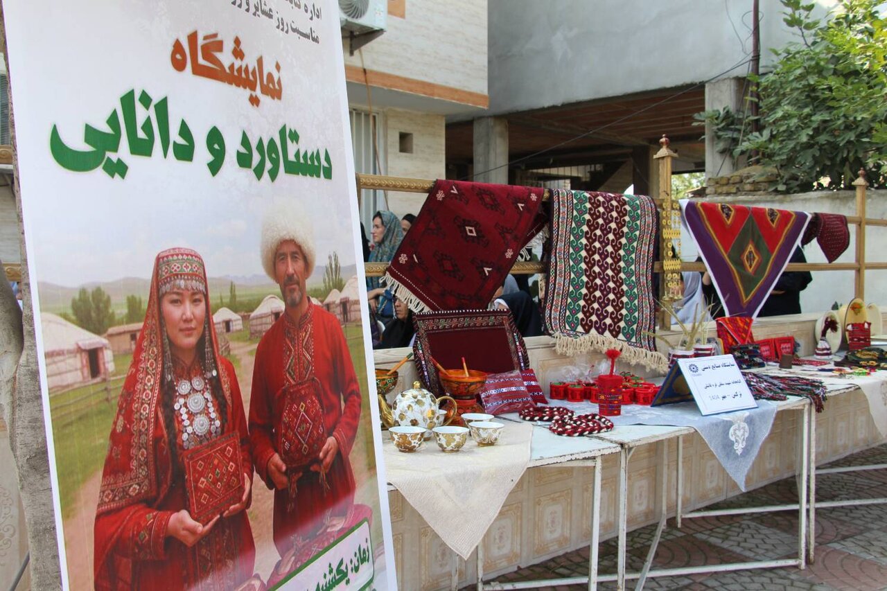 ویژه‌برنامه «کتاب و لبخند» و نمایشگاه «دستاورد و دانایی» در کتابخانه شهید یعقوب سقلی بندرترکمن