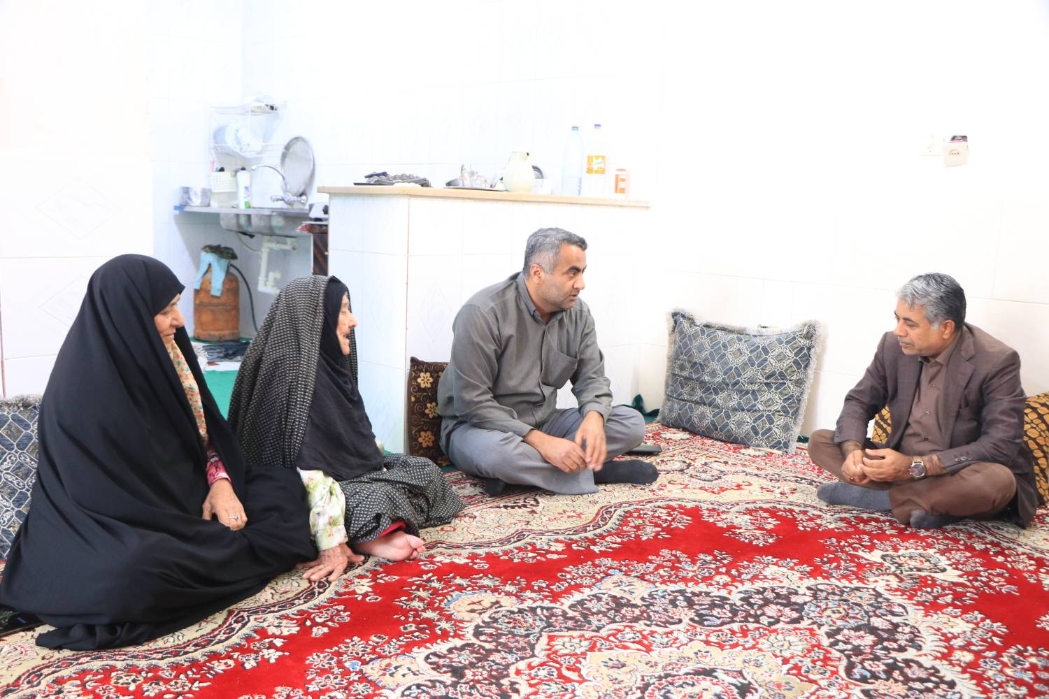 مدیرکل کتابخانههای عمومی هرمزگان با خانواده شهید حسین لشتغانیپور دیدار کرد