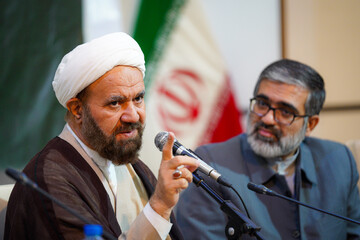 رونمایی دو کتاب آیت الله حائری در شاهچراغ شیراز