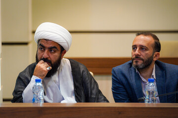 رونمایی دو کتاب آیت الله حائری در شاهچراغ شیراز