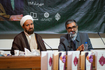 رونمایی دو کتاب آیت الله حائری در شاهچراغ شیراز