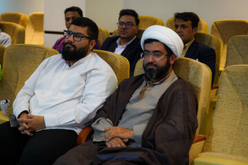 رونمایی دو کتاب آیت الله حائری در شاهچراغ شیراز