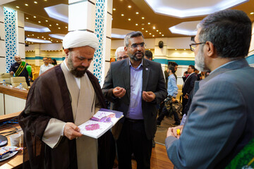 رونمایی دو کتاب آیت الله حائری در شاهچراغ شیراز