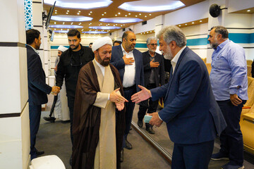 رونمایی دو کتاب آیت الله حائری در شاهچراغ شیراز