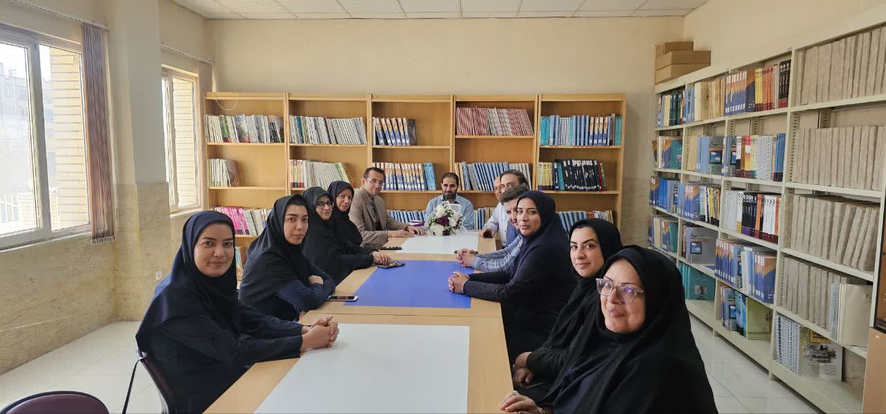 تجلیل از کتابدار بخش نابینایان کتابخانه مرکزی سمنان