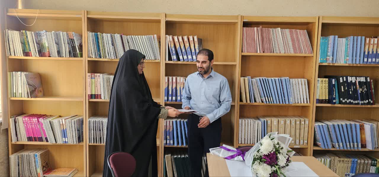 تجلیل از کتابدار بخش نابینایان کتابخانه مرکزی سمنان