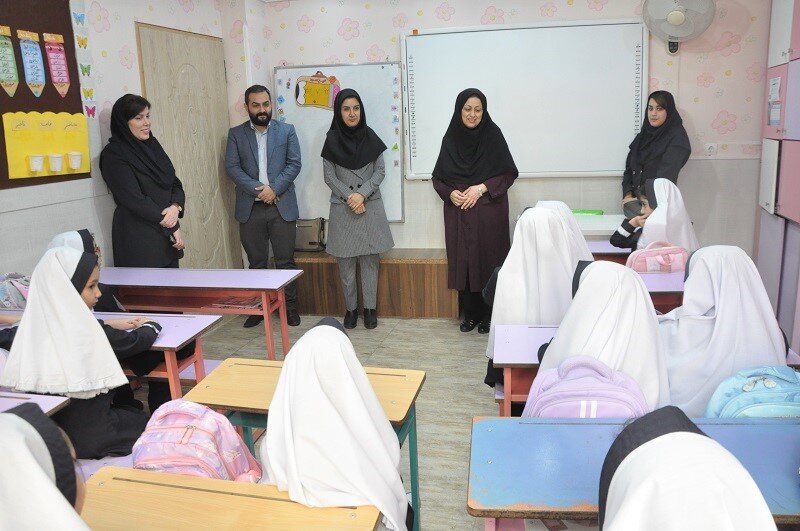 حضور در جمع دانشآموزان دبستان شادی رشت