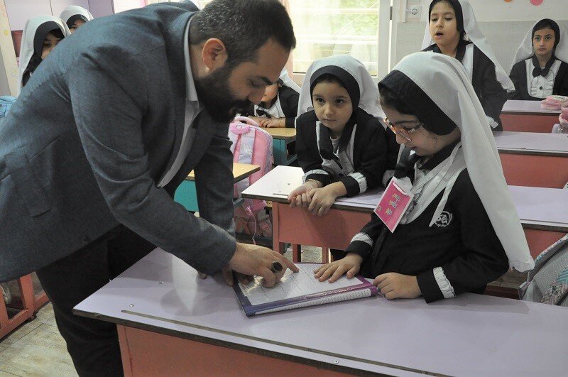 حضور در جمع دانش‌آموزان دبستان شادی رشت
