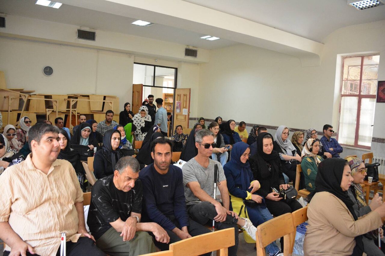 گرامیداشت روز جهانی نابینایان در کتابخانه عمومی خاتم‌الانبیا کرمانشاه برگزار شد